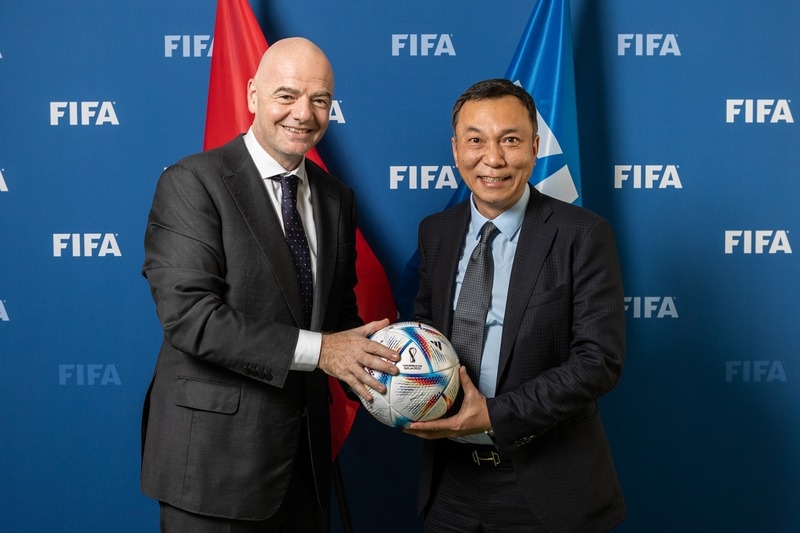Chủ tịch FIFA - ông Gianni Infantino (trái) gửi thư chúc mừng tân Chủ tịch VFF Trần Quốc Tuấn  VFF