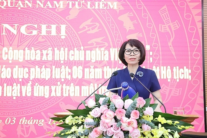 Bà Nguyễn Thu Hiền - Trưởng phòng Tư pháp quận Nam Từ Liêm phát biểu tại hội nghị hưởng ứng Ngày Pháp luật của quận