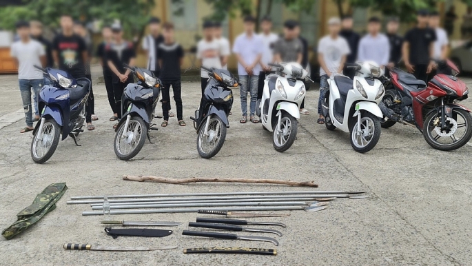 Khởi tố nhóm thanh niên “choai choai” mang hung khí náo loạn đường phố