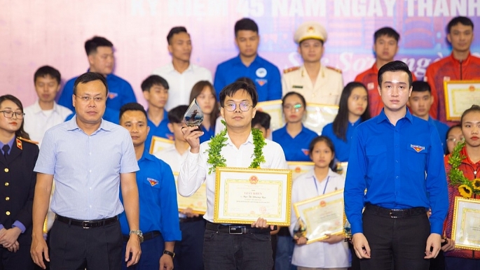 Em Nguyễn Quốc An được tuyên dương Gương mặt trẻ tiêu biểu huyện Sóc Sơn, Hà Nội                                            Ảnh: NVCC