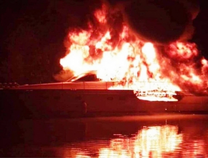 du thuyền bị cháy trên sông Sài Gòn