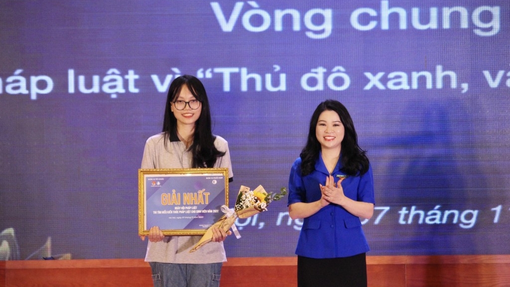 Em Trần Khánh Linh là tấm gương sinh viên tiêu biểu của tuổi trẻ Thủ đô. 	Ảnh: NVCC