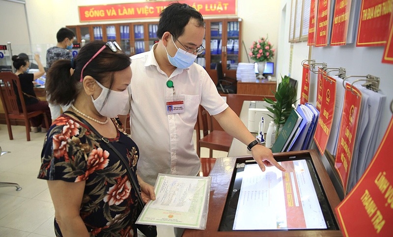 Bộ phận “một cửa” UBND phường Khương Đình (quận Thanh Xuân) được đầu tư trang thiết bị hiện đại phục vụ người dân thực hiện thủ tục hành chính. Ảnh: Nguyễn Quang