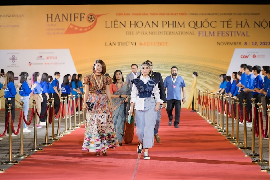 Dàn hậu đổ bộ thảm đỏ Liên hoan phim quốc tế Hà Nội