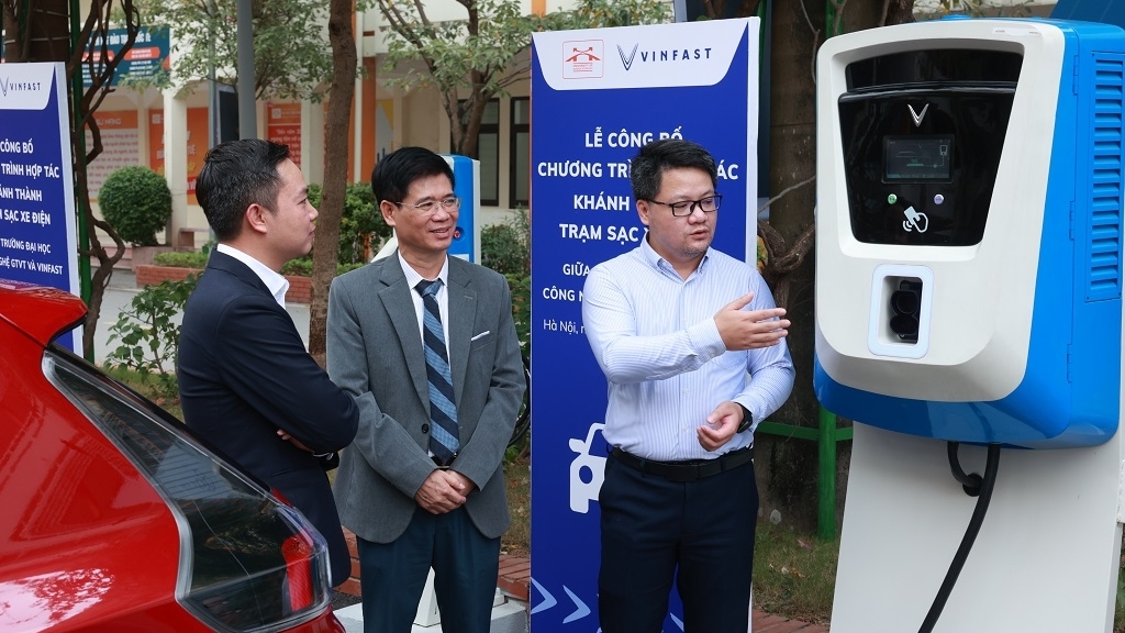 Trường đại học công lập đầu tiên tại Hà Nội lắp đặt trạm sạc ô tô điện