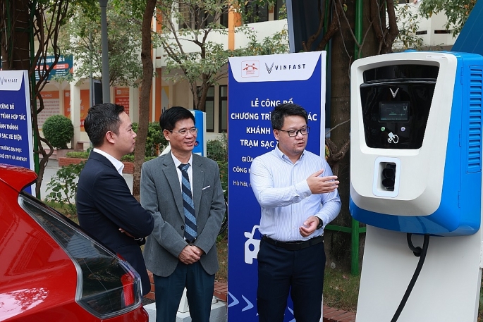 Đại diện Công ty VinFast giới thiệu về trụ sạc ô tô điện công suất 30kW cho TS. Nguyễn Mạnh Hùng - Phó Hiệu trưởng Trường ĐH Công nghệ GTVT (đứng giữa).