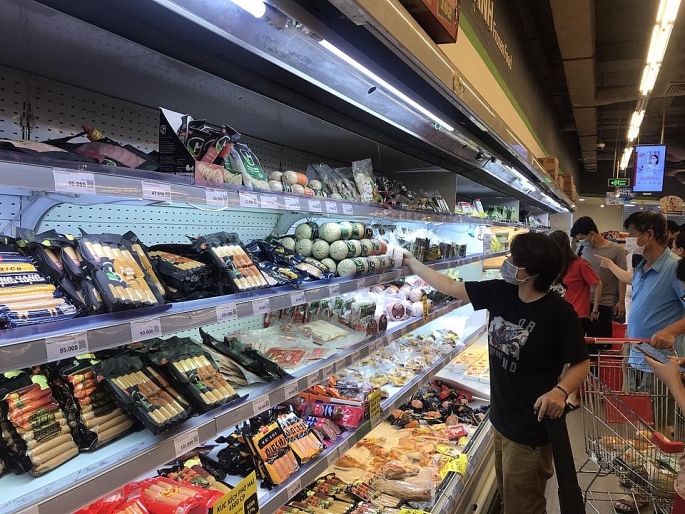 Người tiêu dùng mua hàng tại siêu thị Winmart, phố Trúc Khê, Hà Nội. Ảnh: Phạm Hùng