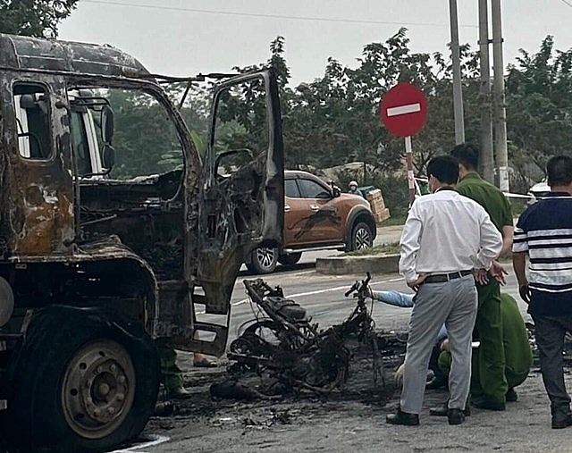Ô tô và xe máy bốc cháy sau va chạm giao thông, 2 người thiệt mạng