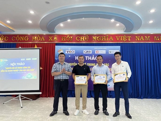 Ông Nguyễn Đoàn Thông - Trưởng phòng Hội viên và Đào tạo VCCI-HCM (bìa trái) trao học bổng chương trình đào tạo “Giám đốc điều hành doanh nghiệp trong thời kỳ 4.0 (CEO) niên khóa 2022” cho 3 doanh nghiệp Bình Phước.