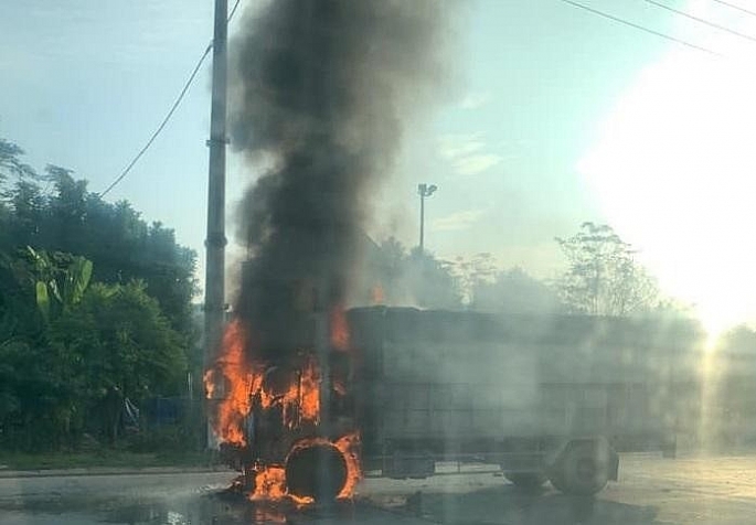 Ô tô và xe máy bốc cháy sau va chạm giao thông, 2 người thiệt mạng