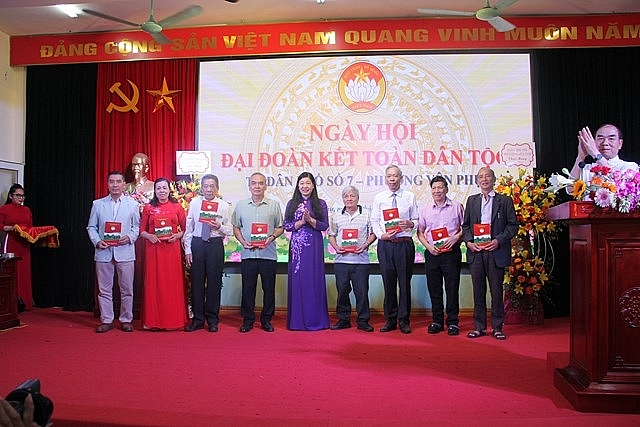 Bà Nguyễn Lan Hương tặng quà cho gia đình tiêu biểu tại khu dân cư phường Yên Phụ, quận Tây Hồ