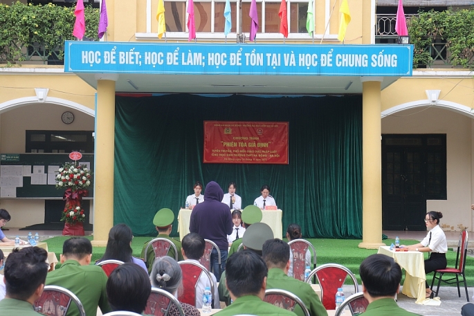 Công an quận Hà Đông tuyên truyền PBGDPL cho học sinh trên địa bàn qua chương trình “Mái trường an toàn”