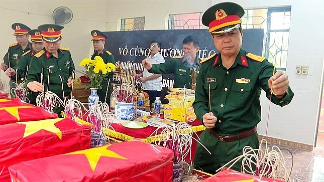 Lãnh đạo Bộ CHQS Thanh Hóa thắp hương tưởng niệm các liệt sĩ