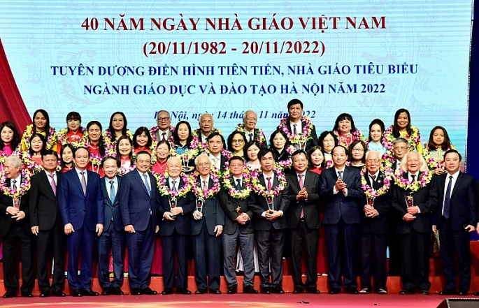 Các đồng chí lãnh đạo Trung ương và TP Hà Nội với các Nhà giáo tiêu biểu giai đoạn 1982 - 2022