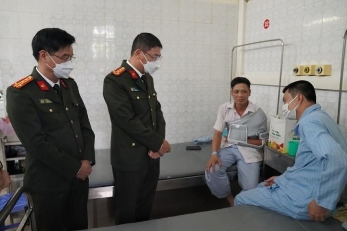 Giám đốc Công an tỉnh Hòa Bình thăm hỏi, động viên 2 chiến sĩ CSGT bị thương trong khi thực hiện nhiệm vụ. (Ảnh: Công an tỉnh Hòa Bình)