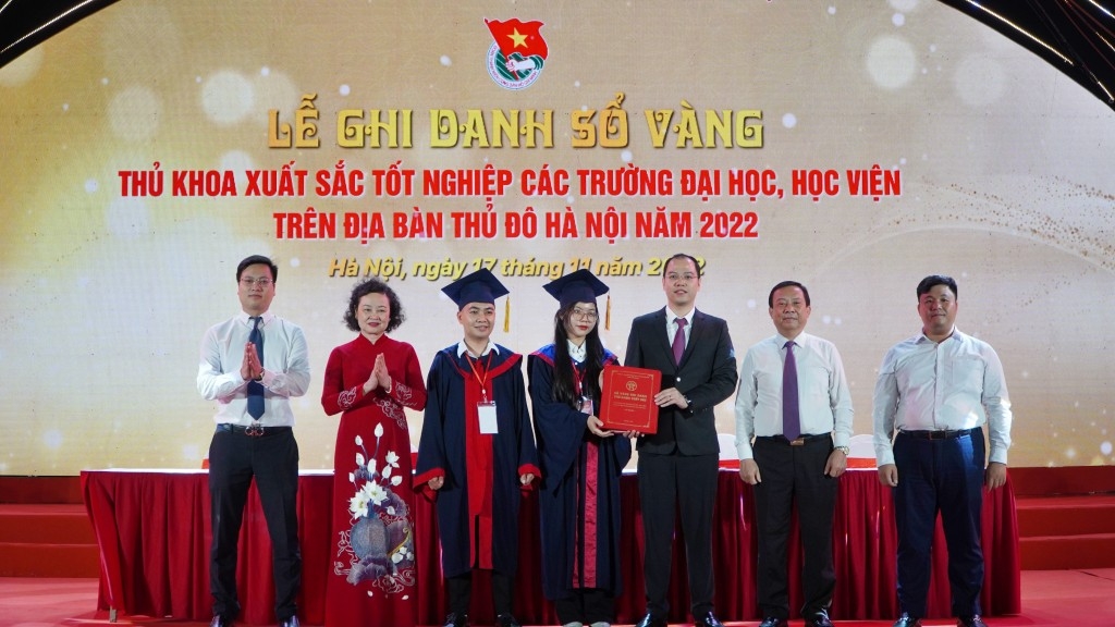 Hà Nội: 98 thủ khoa tốt nghiệp đại học, học viện ghi danh sổ vàng