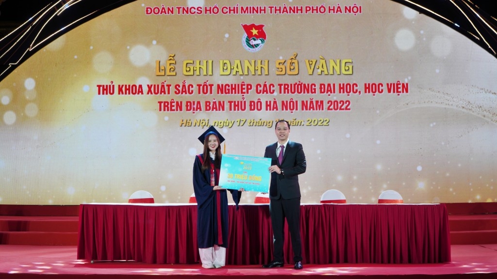 Hà Nội: 98 thủ khoa tốt nghiệp đại học, học viện ghi danh sổ vàng