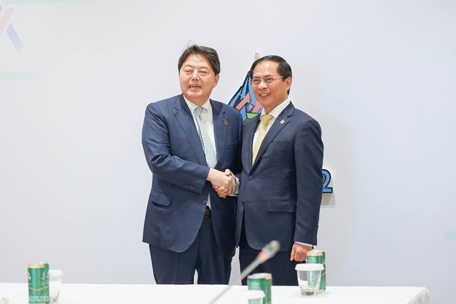 Bộ trưởng Ngoại giao Bùi Thanh Sơn gặp Bộ trưởng Ngoại giao Nhật Bản