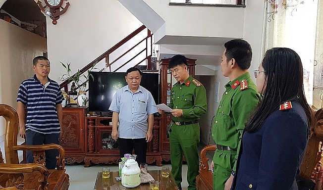 Cơ quan điều tra đọc lệnh khám xét nơi ở của Nông Văn Chè - Giám đốc Trung tâm Y tế huyện Chi Lăng