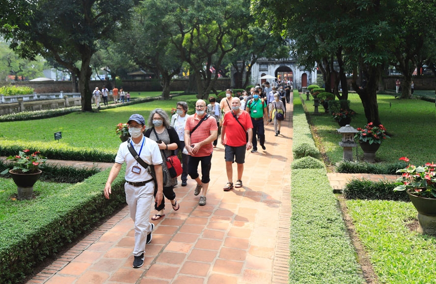 Lượng khách du lịch đến Hà Nội tăng mạnh trở lại
