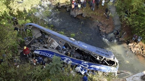 Xe buýt lao xuống mương nước, ít nhất 20 người thiệt mạng