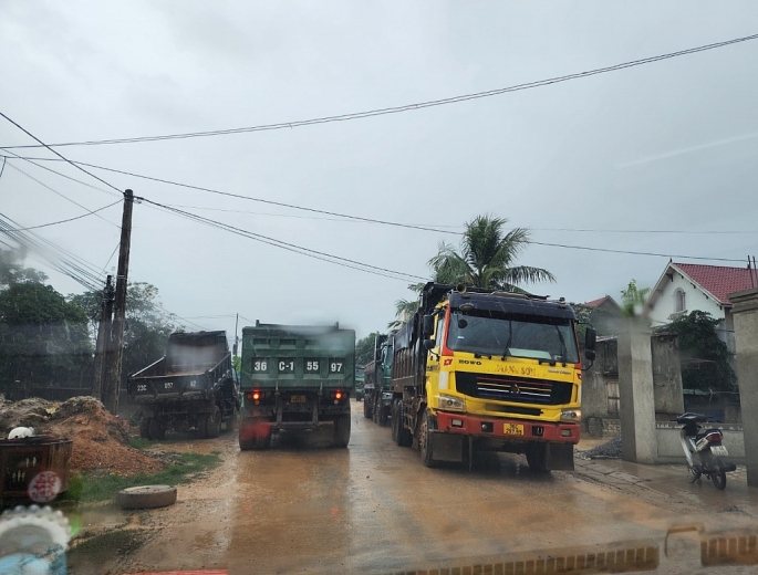 Những chiếc xe tải hạng nặng nối đuôi nhau quần thảo trên tuyến đường