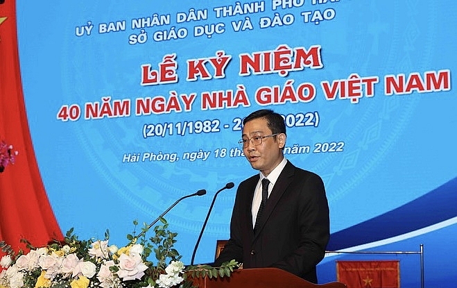 Ông Bùi Văn Kiệm Giấm đốc sở GD&ĐT Hải Phòng đọc diễn văn
