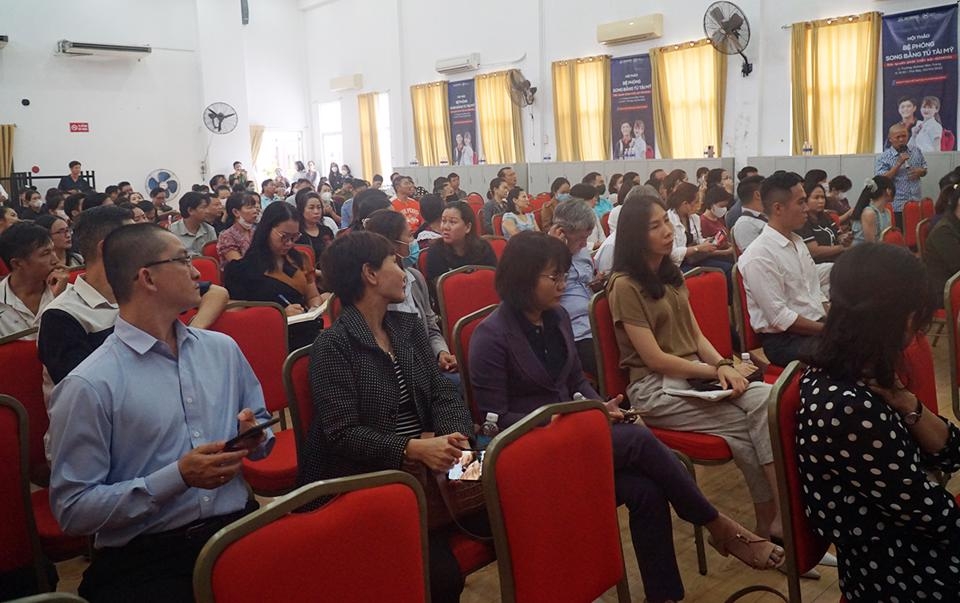 Đại diện Tập đoàn Nguyễn Hoàng (áo xanh) và đông đảo phụ huynh tham dự cuộc họp với ban lãnh đạo iSCHOOL Nha Trang.