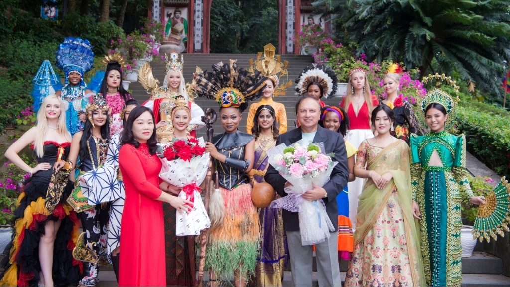 Thí sinh Hoa hậu Du lịch thế giới 2022 trình diễn trang phục dân tộc tại miền di sản Phú Thọ