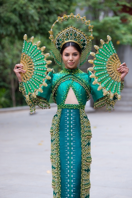 Thí sinh Hoa hậu Du lịch thế giới 2022 trình diễn trang phục dân tộc tại miền di sản Phú Thọ