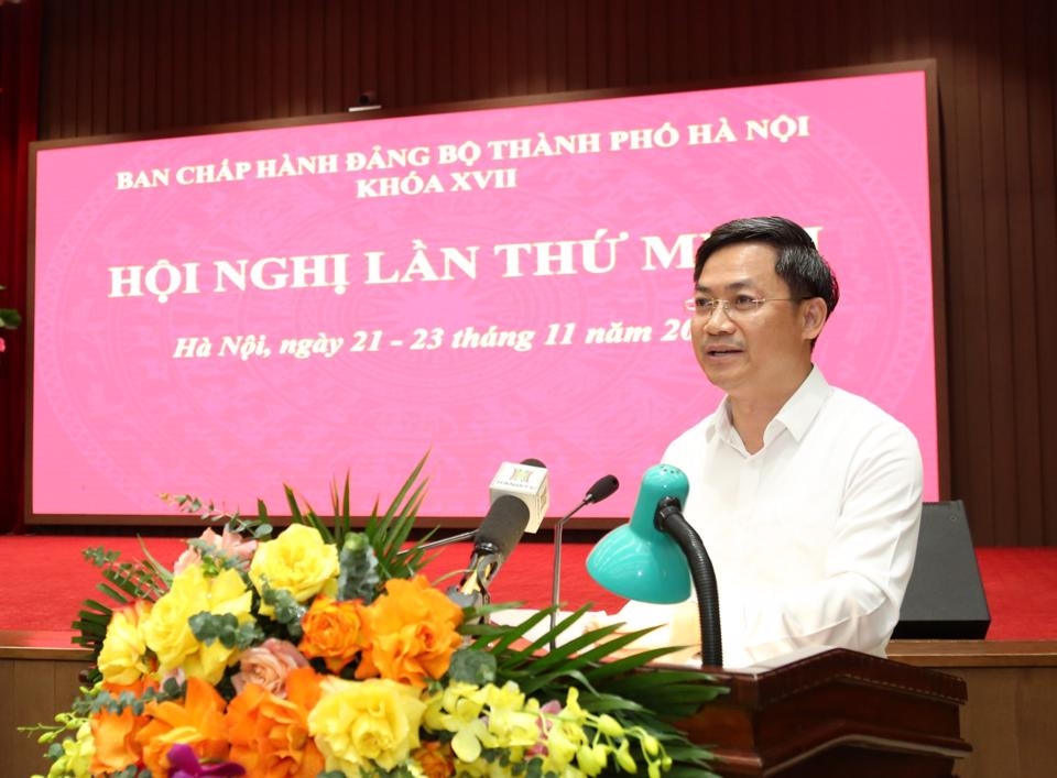 Phó Chủ tịch UBND TP Hà Minh Hải trình bày báo cáo tại hội nghị.