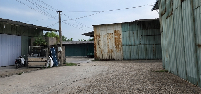 Tại xã Ninh Hiệp hàng nghìn m2 đất nông nghiệp biến thành nhà kho chứa hàng hóa nhưng không bị huyện và xã xử lý dứt điểm. Ảnh: K.H.
