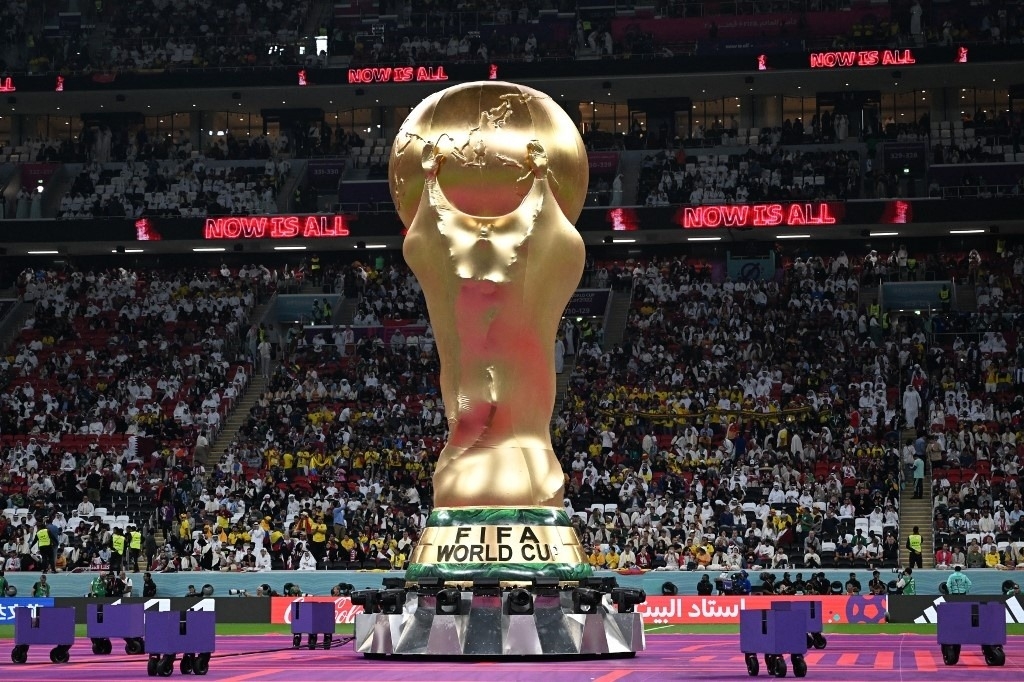 Một bản sao của chiếc cúp FIFA World Cup được in hình trên sân trong lễ khai mạc trước trận đấu bóng đá bảng A World Cup Qatar 2022 giữa Qatar và Ecuador tại Sân vận động Al-Bayt ở Al Khor, phía bắc Doha vào ngày 20 tháng 11 năm 2022 .Ảnh Raul ARBOLEDA / AFP