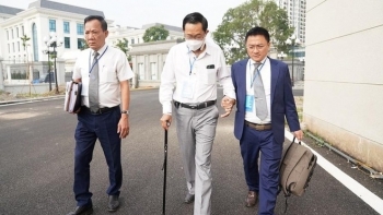 Cựu Thứ trưởng Bộ Y tế Cao Minh Quang vắng mặt trong ngày xử thứ 2