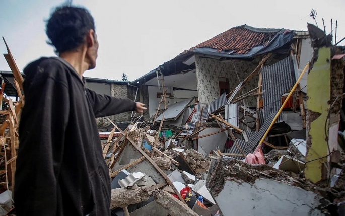 Những ngôi nhà biến thành đống đổ nát sau trận động đất ở tỉnh Tây Java, Indonesia, ngày 21/11. Ảnh: Reuters
