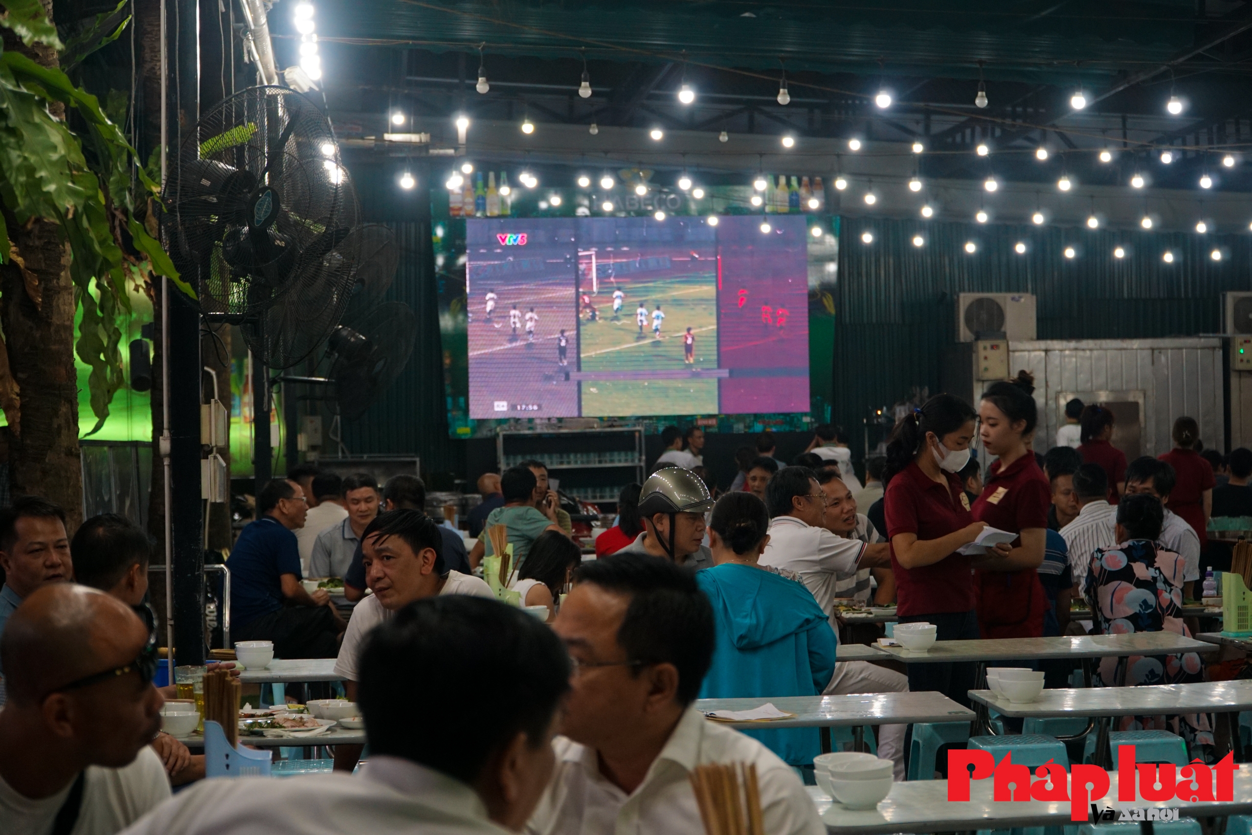 Sôi động mùa World Cup, TV giảm giá, màn hình lớn từ nhà hàng tới vỉa hè