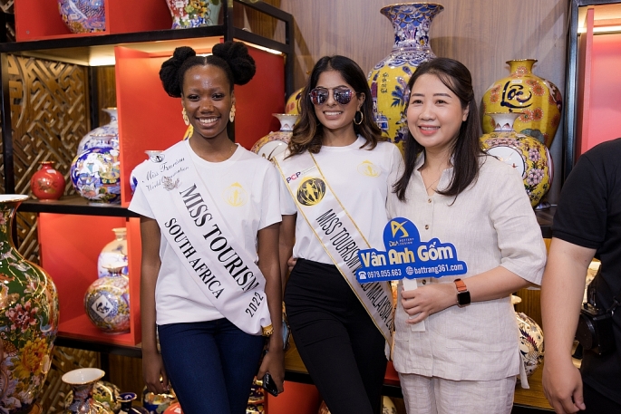 Các người đẹp Hoa hậu Du lịch thế giới khám phá làng gốm Bát Tràng