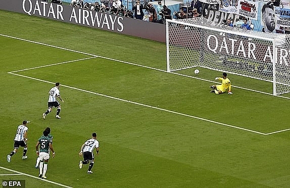 Argentina sớm có lợi thế khi Lionel Messi ghi bàn mở tỷ số từ chấm 11m ở phút thứ 10. 