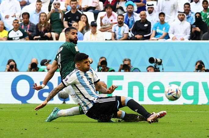 Sang hiệp 2, ở phút 49, nhận đường chọc khe của Al Buraikan, Al Shehri (ảnh) bứt tốc rồi dứt điểm chân trái vào góc xa hạ gục thủ môn Emiliano Martinez của Argentina, cân bằng tỷ số 1 - 1 cho Saudi Arabia. 