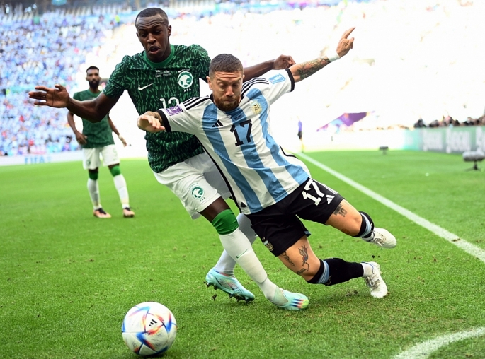 Argentina đang chủ động chơi phòng ngự - phản công khi các cầu thủ Saudi Arabia phải dồn lên tìm kiếm bàn gỡ.