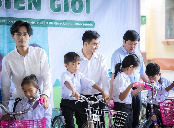 Trao xe đạp cho con em Việt kiều Campuchia tại xã Phước Minh