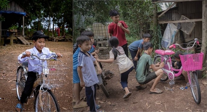 Tại chương trình “Nụ cười biên giới”, những chiếc xe đạp mới từ đoàn thiện nguyện đã đem đến niềm vui lớn cho con em Việt kiều Campuchia.