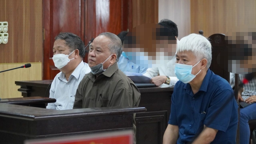 Các bị cáo tại phiên tòa (ảnh Minh Hải)