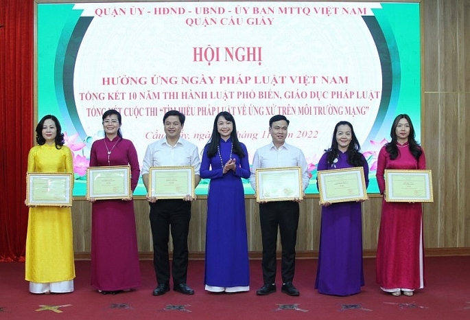 Quận Cầu Giấy hưởng ứng Ngày Pháp luật Việt Nam năm 2022, trao bằng khen cho các cá nhân, tập thể đạt thành tích trong 10 năm thi hành Luật PBGDPL