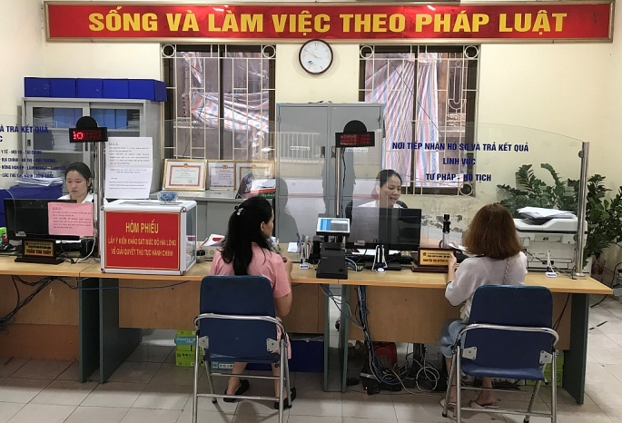 Thời gian qua, cấp ủy, chính quyền phường Định Công luôn tập trung, chú trọng nâng cao chất lượng công tác CCHC và đã đạt được nhiều kết quả tích cực, trở thành điểm sáng trong thực hiện CCHC tại quận Hoàng Mai.(ảnh: Văn Biên)