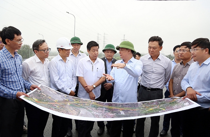 Bí thư Thành ủy Hà Nội Đinh Tiến Dũng và các đồng chí lãnh đạo TP Hà Nội trao đổi về tình hình triển khai Dự án xây dựng đường Vành đai 4 - Vùng Thủ đô trên địa bàn huyện Thường Tín