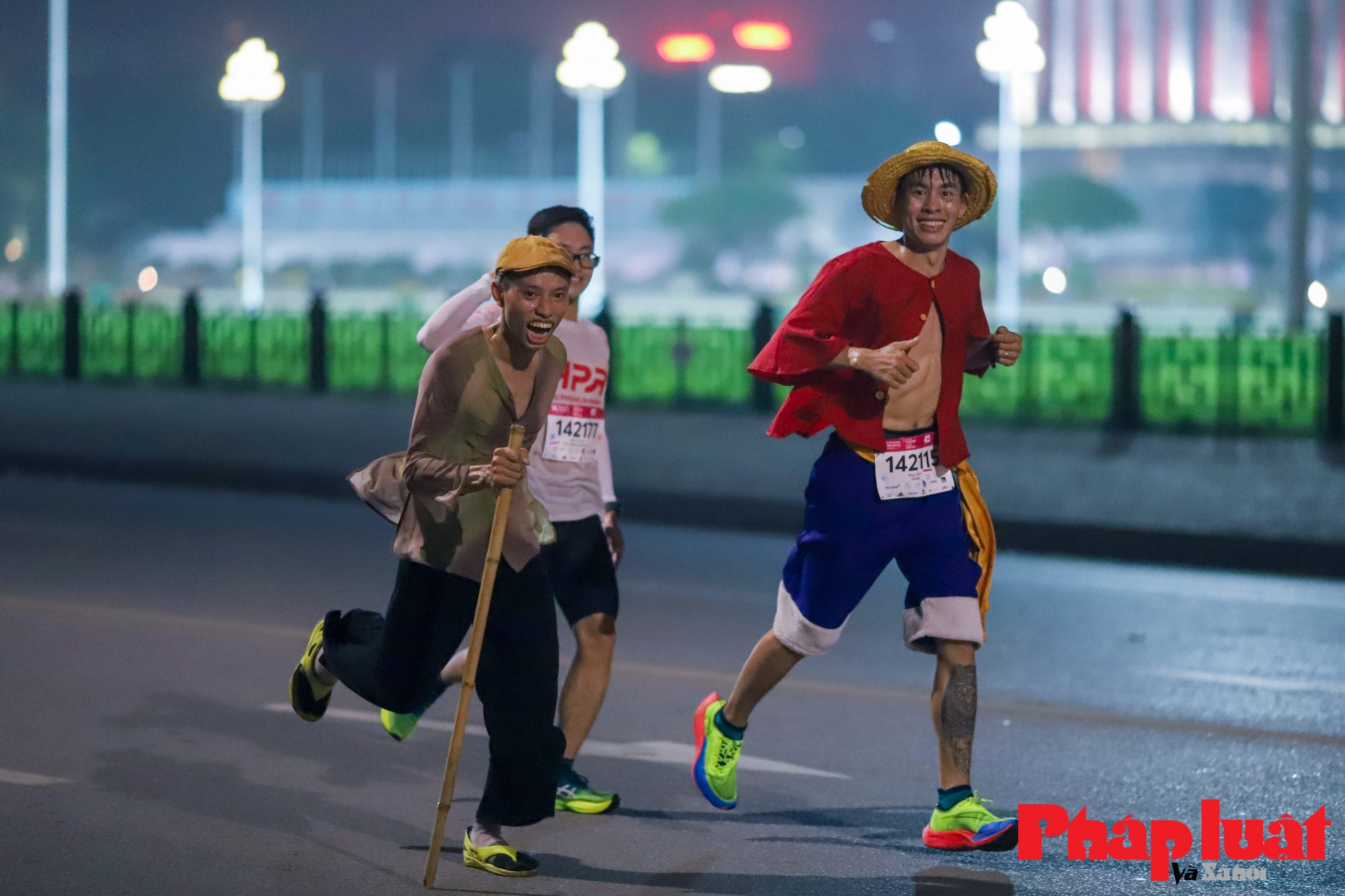 Từ nhân vật truyện tranh tới linh vật World Cup 2022 xuống đường chạy Marathon đêm Hà Nội