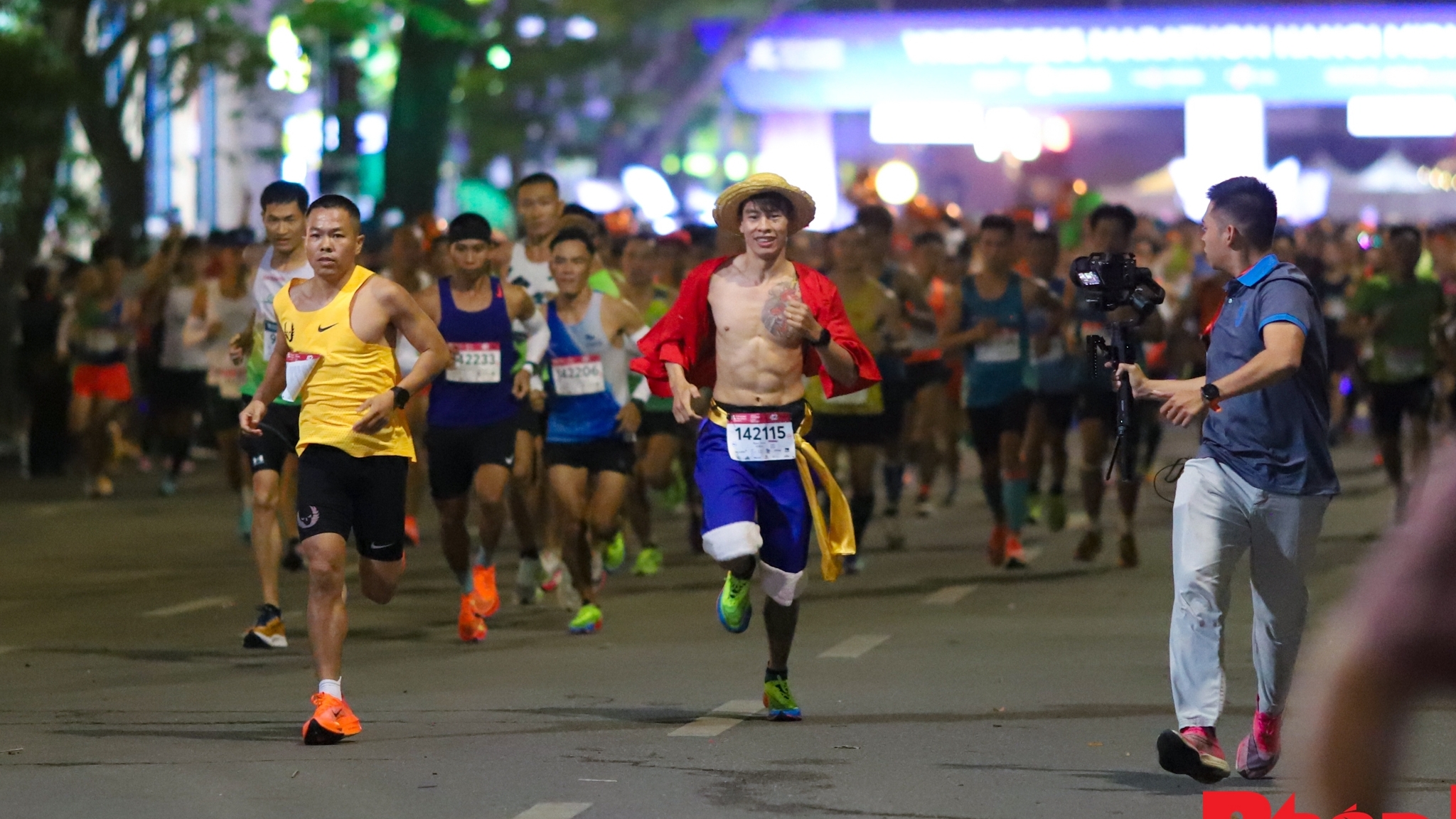 Từ nhân vật truyện tranh tới linh vật World Cup 2022 xuống đường chạy Marathon đêm Hà Nội