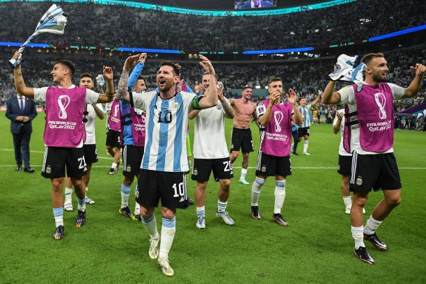 Messi tỏa sáng mở ra cơ hội đi tiếp cho Argentina tại World Cup 2022