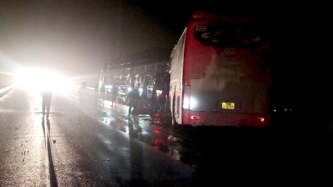 Xe khách va chạm xe tải trên cao tốc Nội Bài - Lào Cai, 7 người thương vong